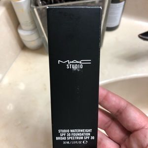 MAC Studio Waterweight SPF 30 Foundation, NW20